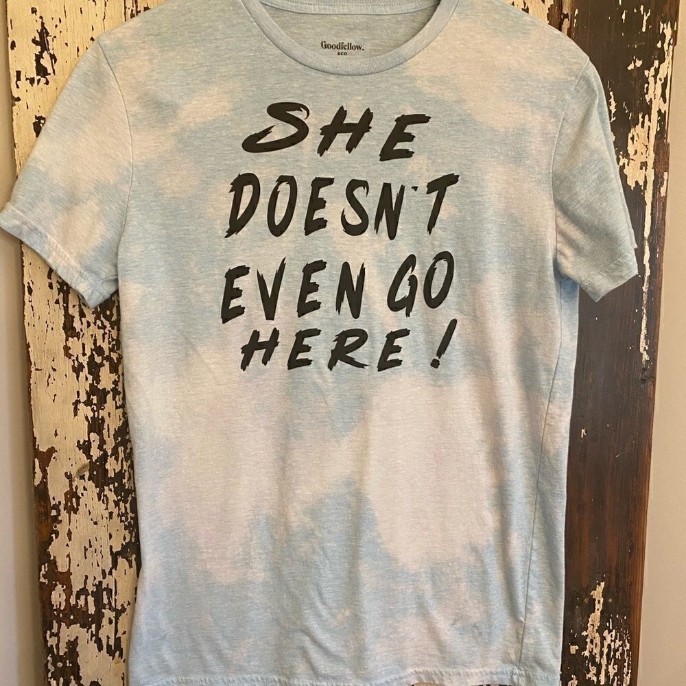 “She‎ doesn’t even go here”. Mean Girls T-shirt. S Tina Fey. Damien.
